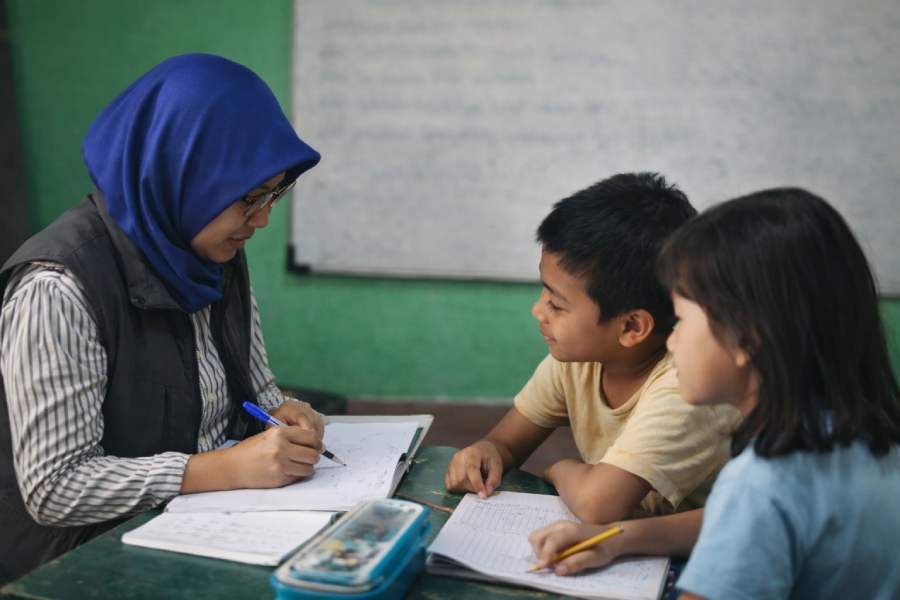 Anak-anak mengikuti bimbingan belajar gratis di Rumah Belajar Solear Berdikari, Desa Cikuya