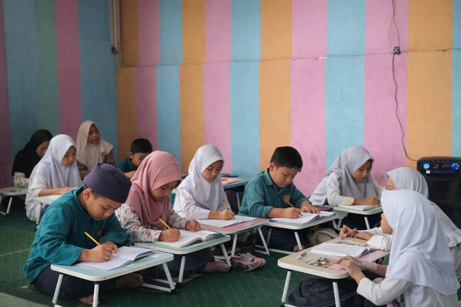 perlengkapan belajar untuk anak yatim dan dhuafa di Solear dari hasil donasi dan ZISWAF