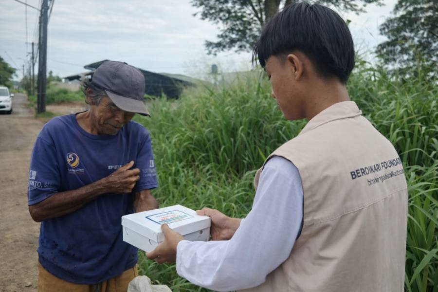 program nasi Jumat kegiatan sosial Yayasan Bina Bangsa Berdikari untuk anak yatim dan dhuafa Solear